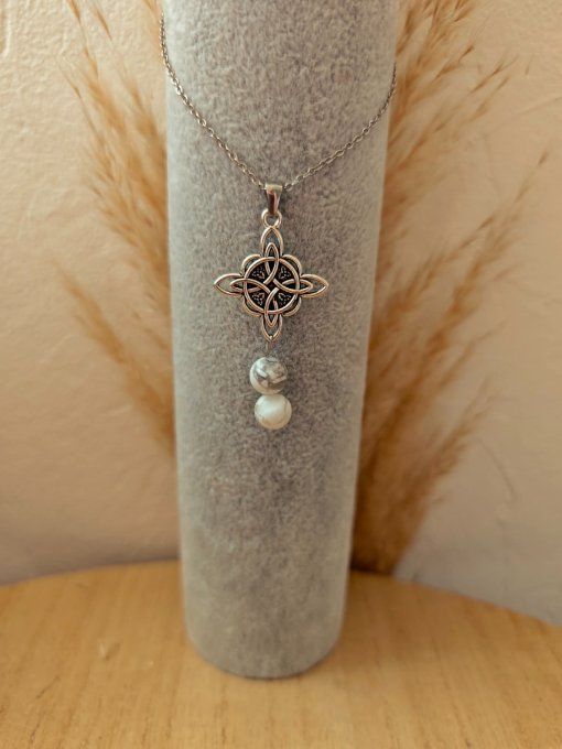 COLLIER PENDENTIF NOEUD DE SORCIERE HOWLITE 8mm